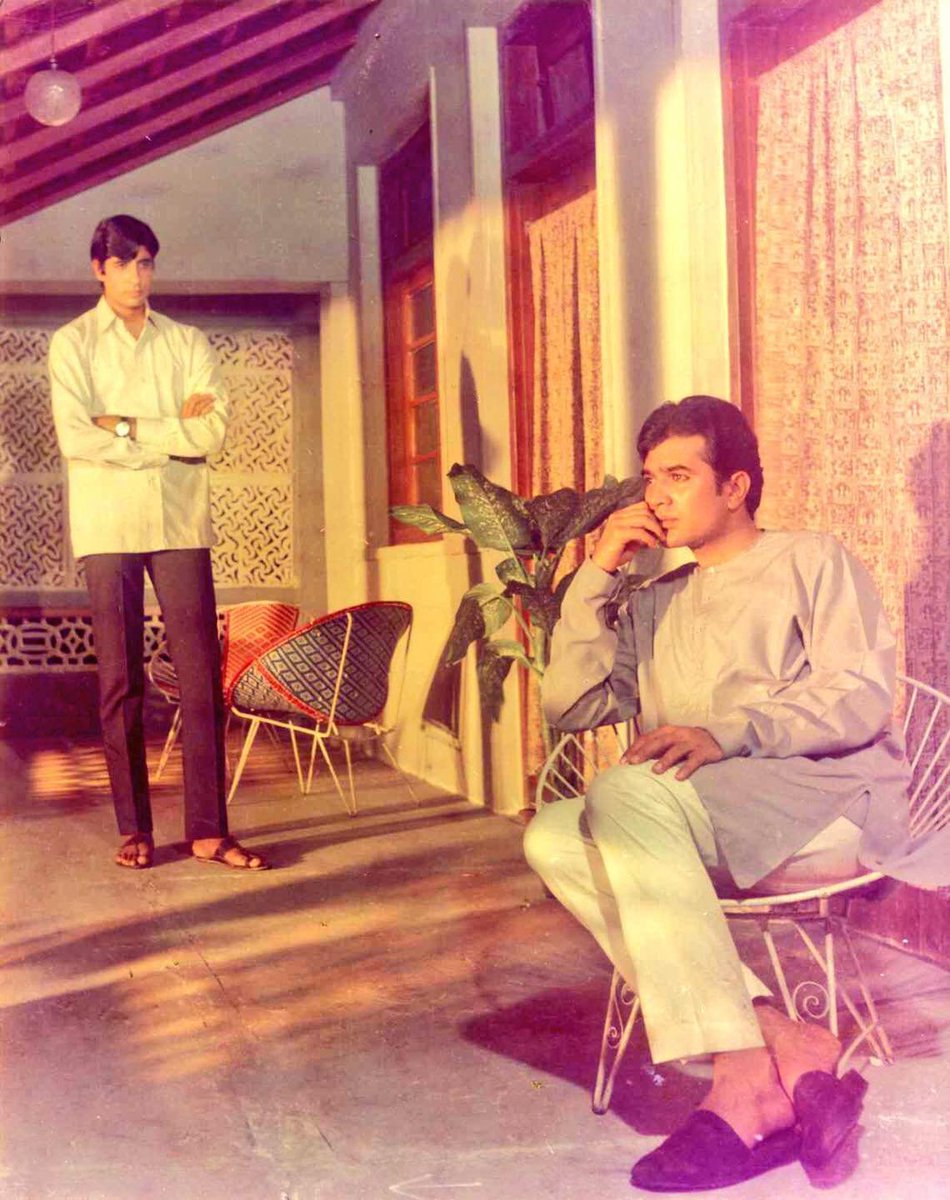 53 years of #Anand (12/03/1971)

'Kahin Door Jab Din Dhal Jaye, Sanjh Ki Dulhan Badan Churaye
Chupke Se Aaye, Mere Khayaalon Ke Aangan Mein
Koi Sapnon Ke Deep Jalaaye' 

A must-watch among #HrishikeshMukherjee's masterpieces is the movie 'Anand,' starring #RajeshKhanna and