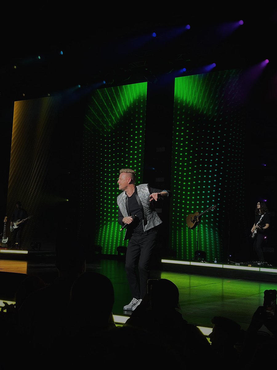 CaroDolphin's tweet photo. Toronto night 1/3 || @westlifemusic | @ShaneFilan @NickyByrne @KianEganWL (cc @MarkusFeehily 🤍) https://t.co/9MFLI9o7fE