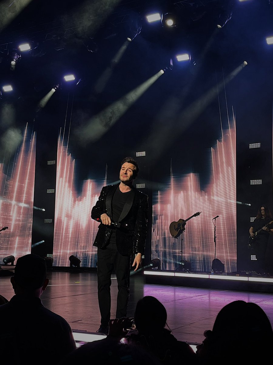 CaroDolphin's tweet photo. Toronto night 1/3 || @westlifemusic | @ShaneFilan @NickyByrne @KianEganWL (cc @MarkusFeehily 🤍) https://t.co/9MFLI9o7fE
