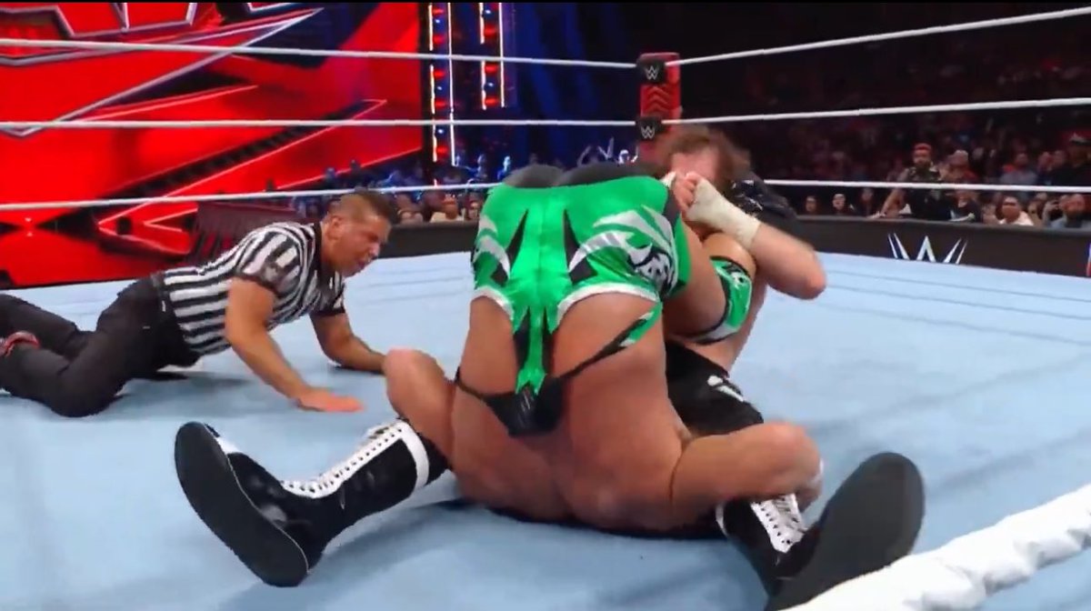 WrestleOps's tweet photo. Chad Gable’s shoulders appeared to have no contact with the mat during the 3 count. https://t.co/aW7PhzFCpx