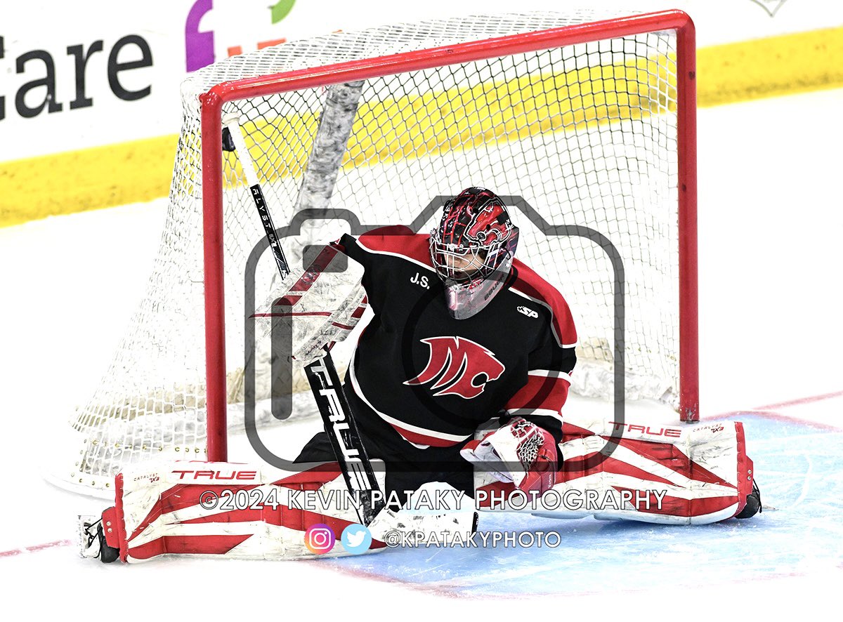 KPatakyPhoto's tweet photo. Wow! The game winning shot in OT by @BBD_Hockey slipped though the smallest of keyholes - just between the top left corner of the pipes and the top of @HockeyMasuk goalie Maddex LaFountain’s stick. #cthk #AmazingShot https://t.co/4Bdo8vq1WV
