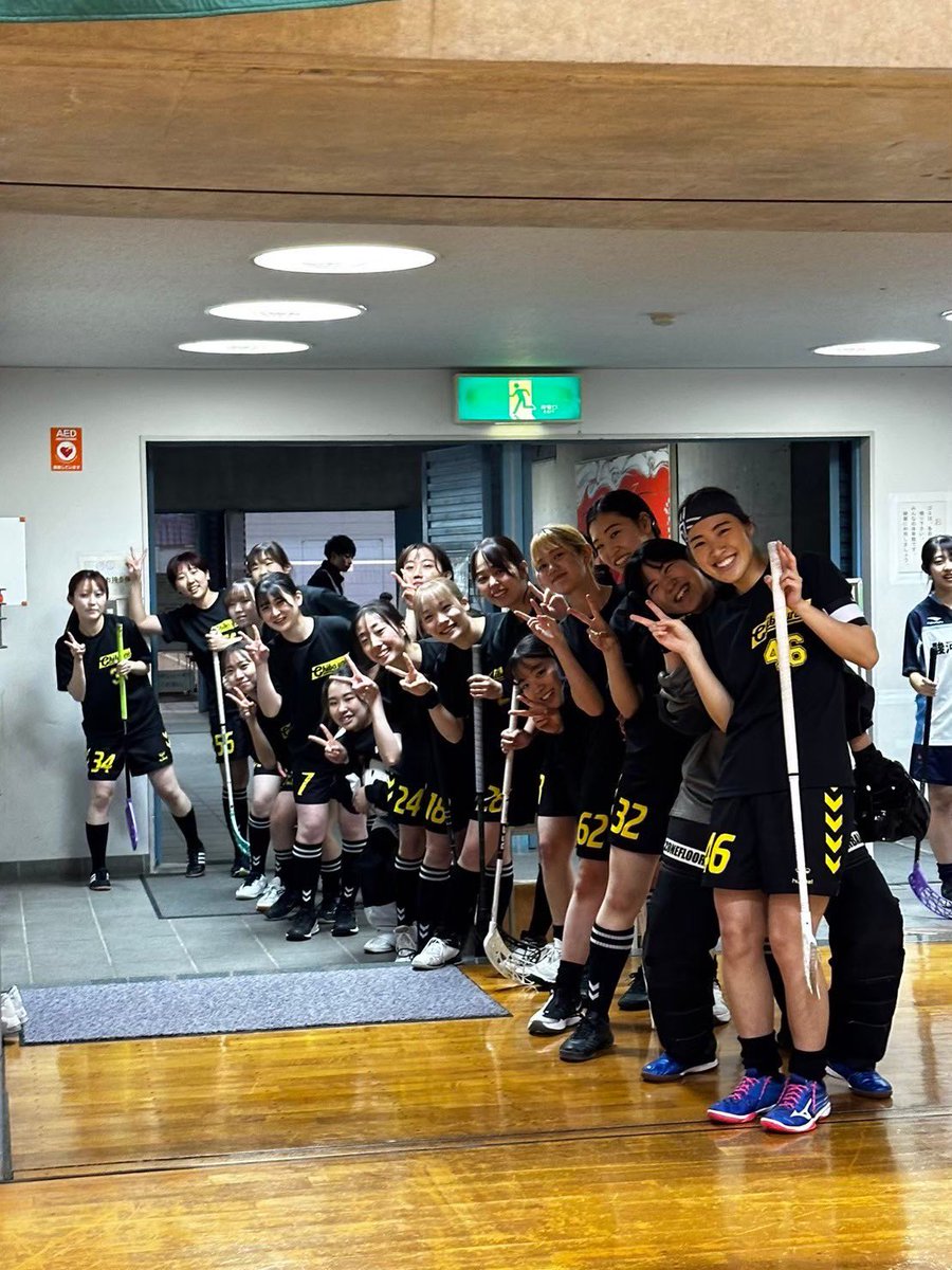 chibadaifloor's tweet photo. 🏑千葉大フロアについて②

プロフィールの通り、月曜日は登戸小学校、学校がある期間は朝練や土日の活動が多いです
5月からリーグ戦という学生以外の人たちも参加する大会に出場し、クリスマス時期にインカレにも参加します!!
同じ学生同士で戦うことの出来るインカレは熱い戦いが繰り広げられます❤️‍🔥 https://t.co/DVilWm73Xs