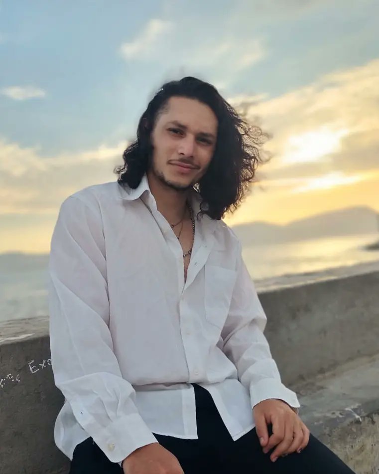 LeandrochurroX's tweet photo. Mi última foto con el Pelo largo! Se cumplió una meta que quise en mi vida! https://t.co/FjcicKL2bX