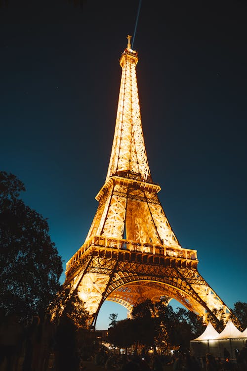 MindMedley's tweet photo. During hot weather, the iron components of the Eiffel Tower expand due to heat absorption, increasing its height by 15 cm. Conversely, in colder temps, the metal contracts, causing a slight reduction in height. This response to temperature changes is known as thermal expansion. https://t.co/fFOzq2LnGl