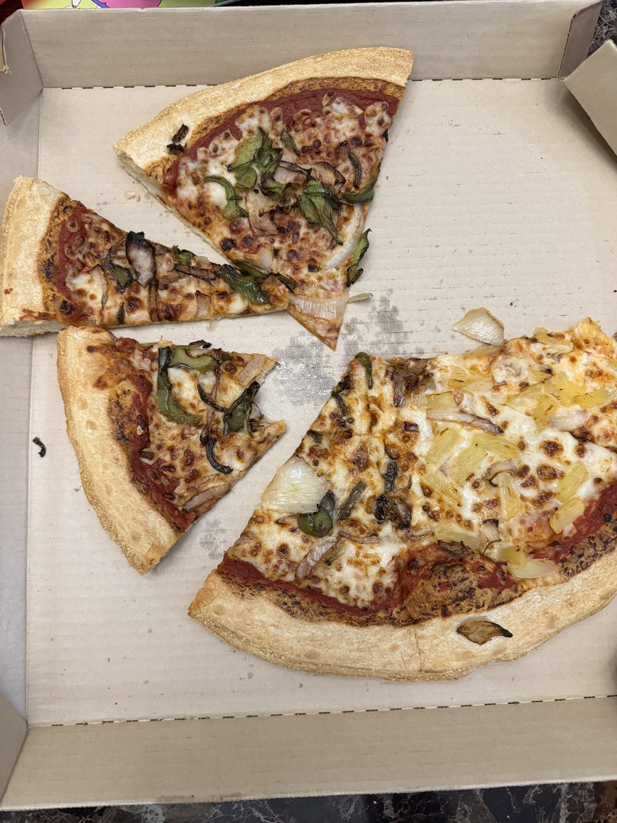 parth_thaker's tweet photo. @pizzahut Terrible!!!! Ordered a large pie on Sunday night. 20206 N 27th Ave Suite B, Phoenixlocation. The pizza was extremely poor quality and burnt toppings. On top of it the cheese was of bad quality as well.#Terrible #BadQuality https://t.co/7A1MEUtB3K