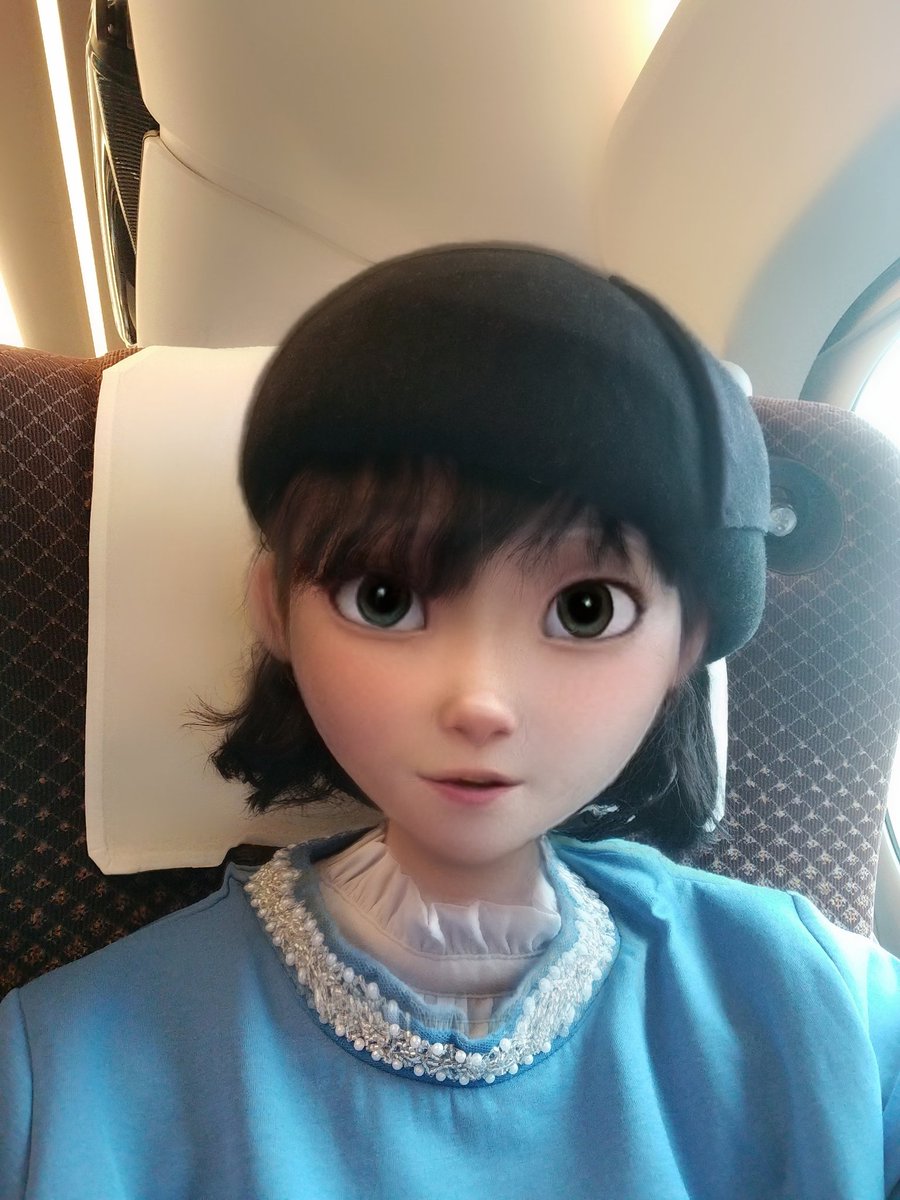 PrePensionLife's tweet photo. 結婚35年目の記念旅行でね��夫婦揃って初!!のグリーン車(笑)
とても楽しみにしてたけど…
行き)後ろのマダム大声でずーっと喋りまくる〜😳
帰り)後ろの小学生女子が座席を蹴りまくる〜😵‍💫
グリーン車って、こんな感じなんですか？

#初めてのグリーン車
#ガッカリ
#指定席なら納得
#余計に疲れたな https://t.co/TpkxoE4Zy2