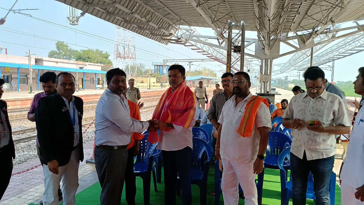 srdposc's tweet photo. At OSOP PDPL putta madhukar zp chair person Zilla parishat chairman @ OSOP Stall at Peddapalli Railway station for inauguration by Hon’ble PM Shri@narendramodi through video conference
#ModiSarkarKiGuarantee 
#RailInfra4Bharat https://t.co/lHKT6yOo8y