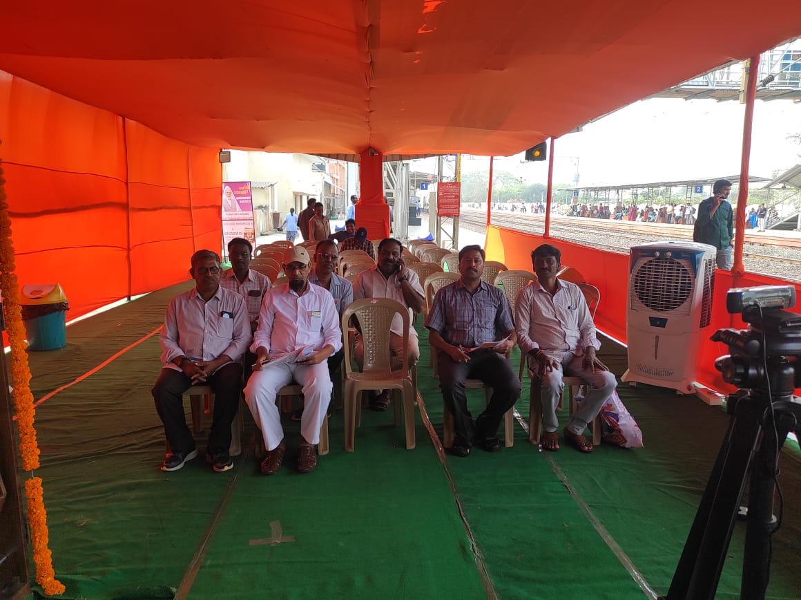 srdposc's tweet photo. OSOP Stall at Kesamudram Railway station for inauguration by Hon’ble PM  Shri@NarendraModi through video conference
#ModiSarkarKiGuarantee 
#RailInfra4Bharat https://t.co/MHq0fgDNjI