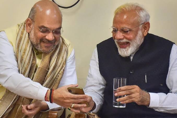 khadaksingh_'s tweet photo. ऐन निवडणुकीच्या वेळी #CAA लागू करून "मोदी - शहा" नी उद्धव ठाकरेंची पाचर मारली आहे ! 🔥🔥
आता ऊबाठा ने #CAA ला विरोध केला की त्यांची  उरलीसुरली "हिंदुत्ववादी" इमेज जाणार ! मतदार नाराज होणार !
अन् #CAA ला समर्थन केले की काँग्रेसची भकास आघाडी डोळे वटारणार ! 
दोन्ही साईडने तोंडावर पडण्याचा ��ेकॉर्ड करणार उध्दव ठाकरे ! 😂😂
उगाच नाही "मोदी शहाना" लोक मास्टरस्ट्रोक स्पेशालिस्ट म्हणतात ! 😇