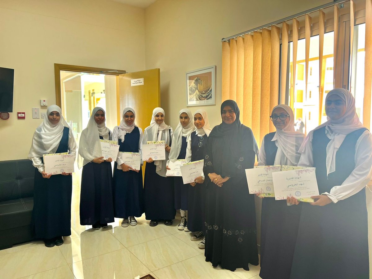 EduGovDkh4151's tweet photo. من أسرار النجاح أن تواجه العقبات والصعاب⛰️،
وأنت ثابت مثل الطير حينما تحل عليه العواصف⚡️.

أنار الله درب كل مجتهد بالتميز والتوفيق
من هذا المنطلق كرمت الأستاذة: عائشة الرواحية
طالباتها المتميزات في مادة الجغرافيا الاقتصادية للصف الحادي عشر 
راجية لهن التميّز المستمر✨🤍! https://t.co/okwaNog2EV