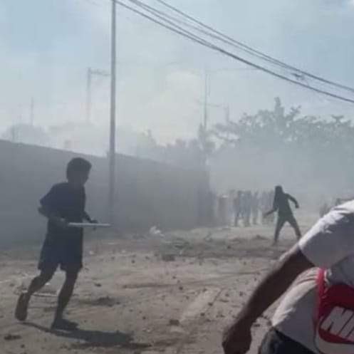 PahayagangKAPP's tweet photo. ALERT: Pito na ang sugatan matapos paulanan ng bala ng pinaghalong pwersa ng kapulisan at bayarang goons ng Clarkhills Propreties Corporation ang mga residenteng tumututol sa demolisyon sa Sitio Balubud, Anunas, Angeles City, Pampanga ngayong umaga, Marso 12. https://t.co/qCVUbOvuO7