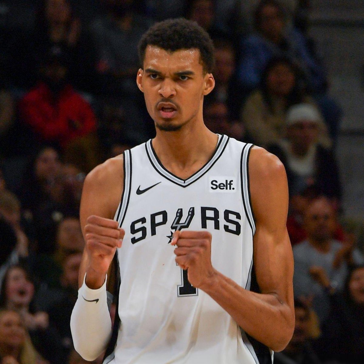 camisa_23's tweet photo. "Tomar uma enterrada não é nada demais. Faz parte do jogo. Eu enterro em um monte de pessoas e um monte de pessoas enterram em mim também. (...)"

Victor Wembanyama, sobre ter tomado uma enterrada do Trayce Jackson-Davis no jogo de ontem. 😳

🗞 @BenjaminMoubech 
📸 Michael G. https://t.co/yi0EZ9nc86