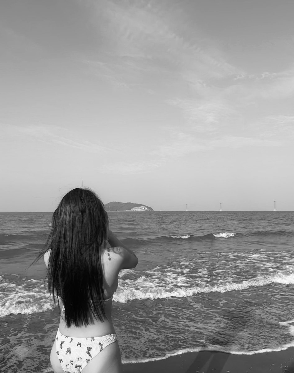 HafViez's tweet photo. Your shoulders are so beautiful. I also want my shoulder to lean on yours https://t.co/2nCIqWQKCw