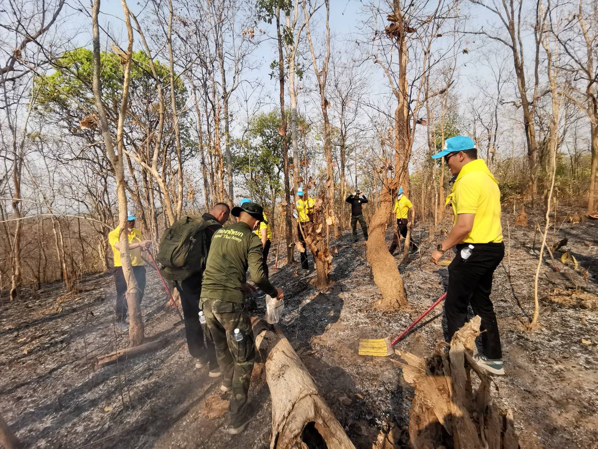 swcom2020's tweet photo. "รีบเร่งช่วยดับไฟป่า"
กรมรบพิเศษที่ 5 นำชุดจิตอาสา และกำลังพล เข้าทำการดับไฟป่า บริเวณพื้นที่ ดอยสุเทพ-ปุย ต.แม่สา อ.แม่ริม จว.เชียงใหม่ เพื่อ���ม่เให้เกิดเหตุไฟไหม้รุกราม
#ดับไฟป่า
#swcom
#rta
#กองทัพบก
#พลังเงียบเฉียบขาด https://t.co/UWcPPq9AgR