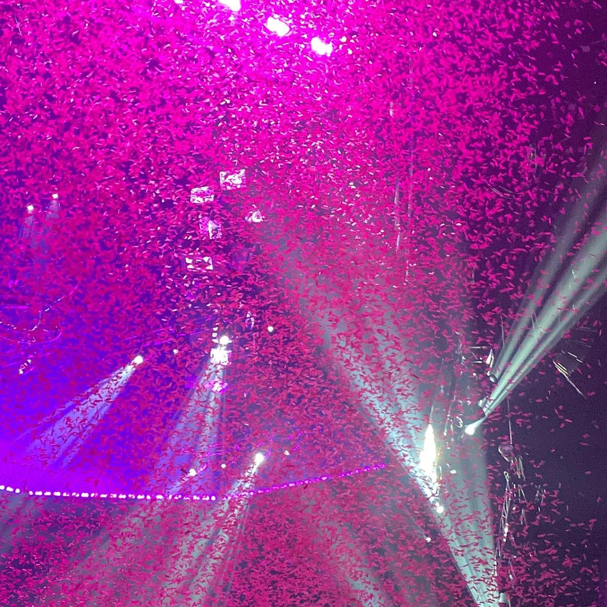 kellswrldxx's tweet photo. when you turn your tomato confetti from the show into a cute lil coaster :’) 🤍 #mainstreamsellouttour @machinegunkelly https://t.co/hPBgUUjAf7