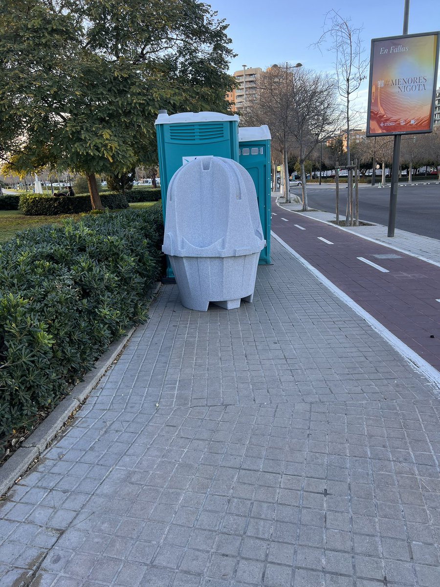 rotomoldeoabc's tweet photo. El #rotomoldeo ayudando a que las #Fallas2024 sean exitosas, cívicas y limpias. 
Urinarios fabricados mediante la tecnología de Rotomoldeo. 
ABC ROTOMOLDEO os desea unas muy felices Fiestas en #Valencia https://t.co/gqT37lm3lu
