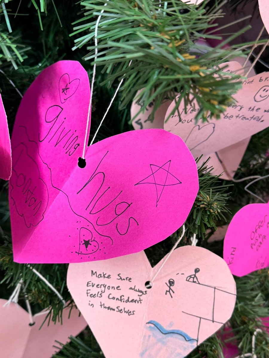 lees3111's tweet photo. ‘Be the reason someone smiles, be the reason someone feels welcome, and believes in the goodness of all people.’ 
We are so proud of our heart print tree and the kindness that is overflowing from it. 💗 @LakeheadSchools https://t.co/3BJKFEnUji