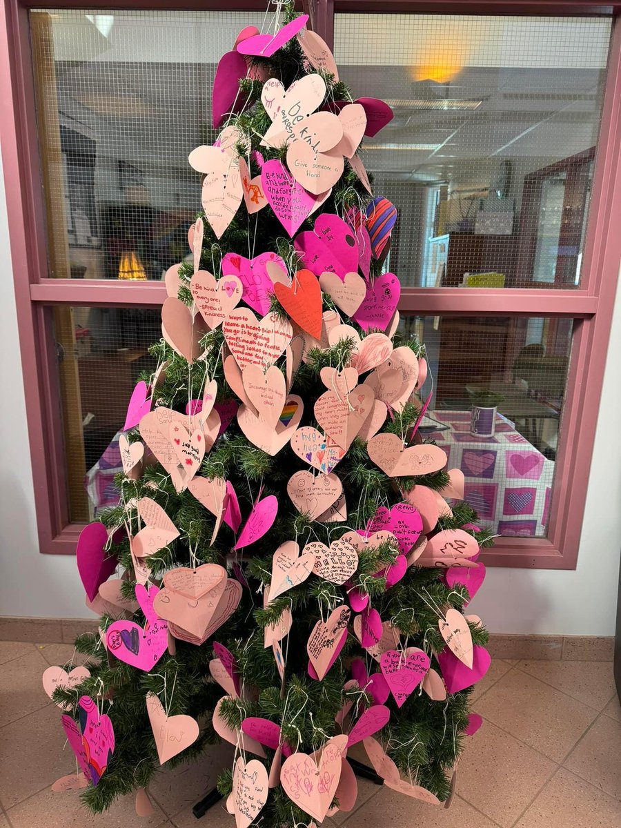 lees3111's tweet photo. ‘Be the reason someone smiles, be the reason someone feels welcome, and believes in the goodness of all people.’ 
We are so proud of our heart print tree and the kindness that is overflowing from it. 💗 @LakeheadSchools https://t.co/3BJKFEnUji