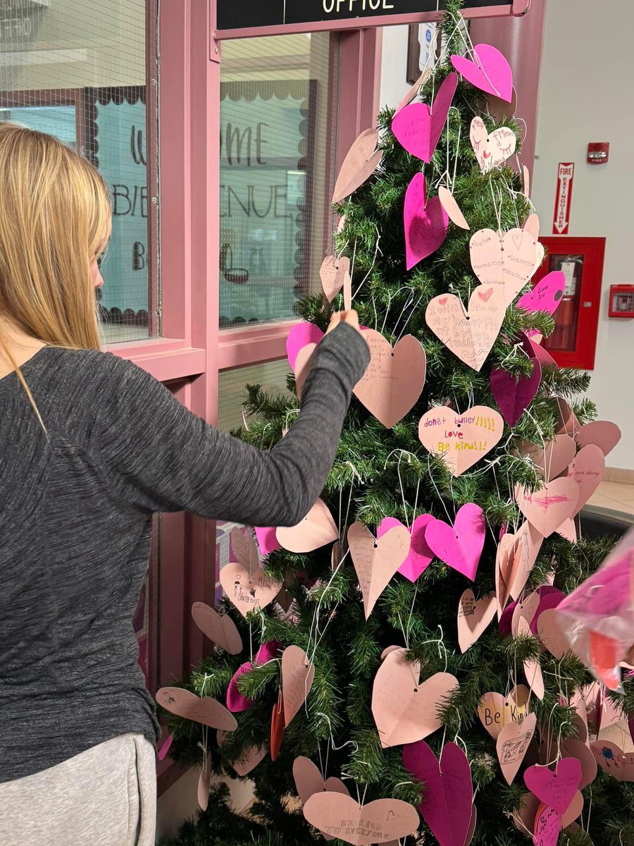 lees3111's tweet photo. ‘Be the reason someone smiles, be the reason someone feels welcome, and believes in the goodness of all people.’ 
We are so proud of our heart print tree and the kindness that is overflowing from it. 💗 @LakeheadSchools https://t.co/3BJKFEnUji