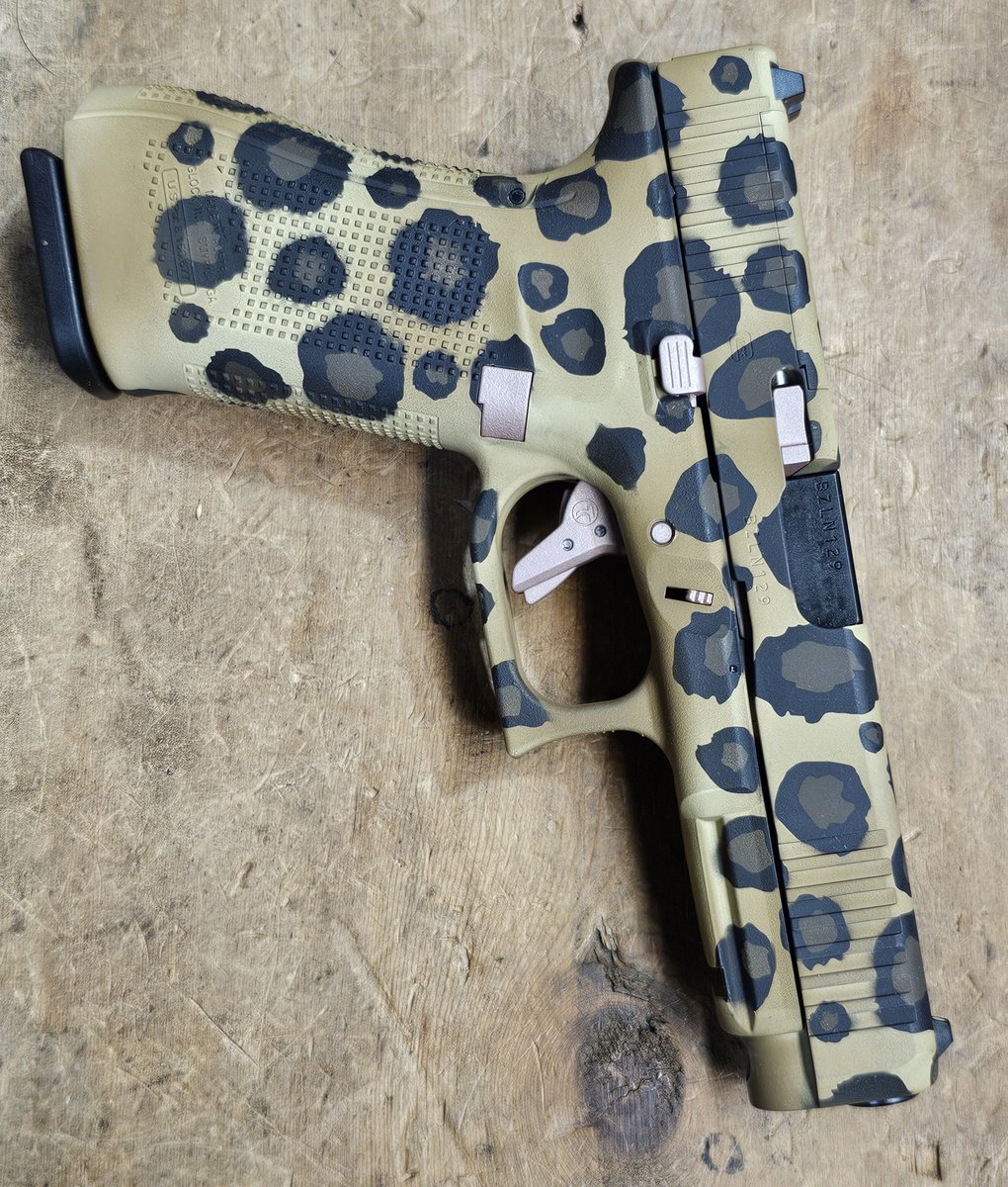 JOJOSGW's tweet photo. #jojosgunworks #glock #cheetah #cerakote #rosegold  #customcerakote https://t.co/wV4Z8q1oJh