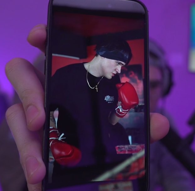 moonalitt's tweet photo. honestamente ya no soy la misma persona después de ver esta foto, te amo osvaldo en tu etapa de boxeador https://t.co/hhNNvfIMe6
