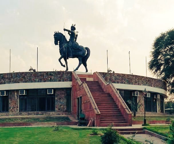 आयांणामन्तिमो राजा- क्षत्रिय वंश भूषणम-दिल्लीश्वरो- महावीर:- शत्रु- दल निषूदन -सर्व कलासु निष्णातो- धनुर्वेद विदां वरः - शपालदक्ष: -सम्राट पृथ्वीराज चौहान जी की पुण्यतिथि पर शत शत नमन 🚩🙏
जय भवानी जय पिथौरा जय राजपुताना🚩
#prithvirajchauhan 
#raipithora 
#जय_राजपुताना 
#जय_भवानी