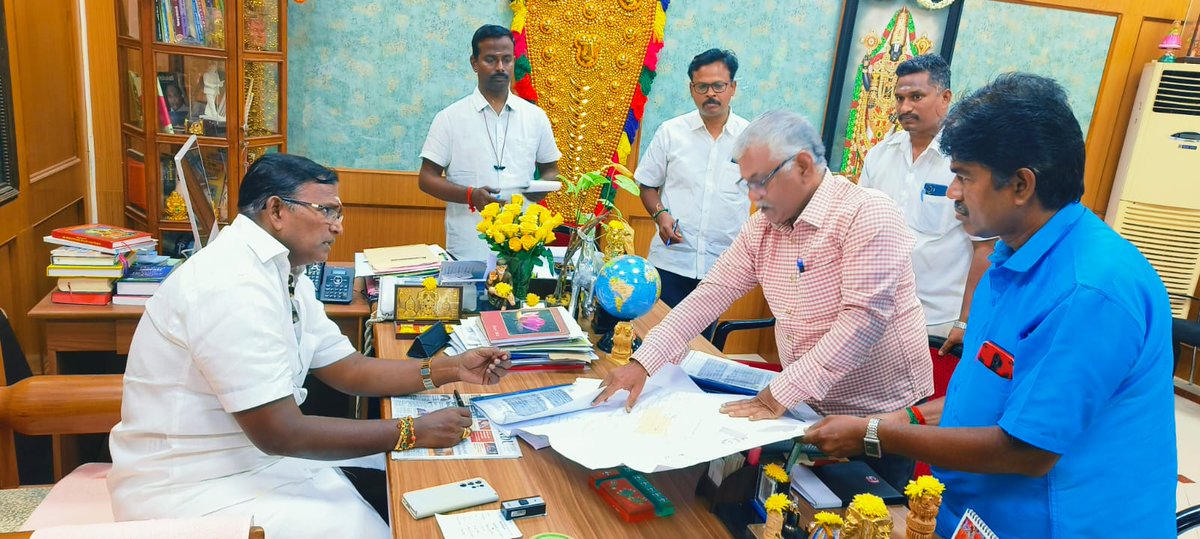AKSaiJSaravanan's tweet photo. எனது முயற்சியில் ஊசுடு தொகுதிக்குட்பட்ட குருமாம்பேட் பகுதியில் குடிநீர் தேக்க தொட்டி ரூ.25 கோடி மதிப்பீட்டில் அமைப்பதற்கான கோப்பு முடிவடைந்த தருவாயில், நேற்று பொதுப்பணித்துறை செயற்பொறியாளர் திரு.சுந்தரமூர்த்தி அவர்கள் என்னை சந்தித்து அதற்கான வரைபடத்தை  காண்பித்து ஆலோசனை செய்தார்.@BJP4Puducherry @blsanthosh @BlrNirmal @amitmalviya