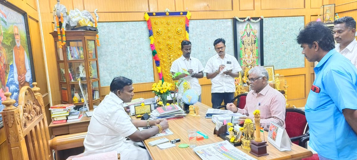 AKSaiJSaravanan's tweet photo. எனது முயற்சியில் ஊசுடு தொகுதிக்குட்பட்ட குருமாம்பேட் பகுதியில் குடிநீர் தேக்க தொட்டி ரூ.25 கோடி மதிப்பீட்டில் அமைப்பதற்கான கோப்பு முடிவடைந்த தருவாயில், நேற்று பொதுப்பணித்துறை செயற்பொறியாளர் திரு.சுந்தரமூர்த்தி அவர்கள் என்னை சந்தித்து அதற்கான வரைபடத்தை  காண்பித்து ஆலோசனை செய்தார்.@BJP4Puducherry @blsanthosh @BlrNirmal @amitmalviya