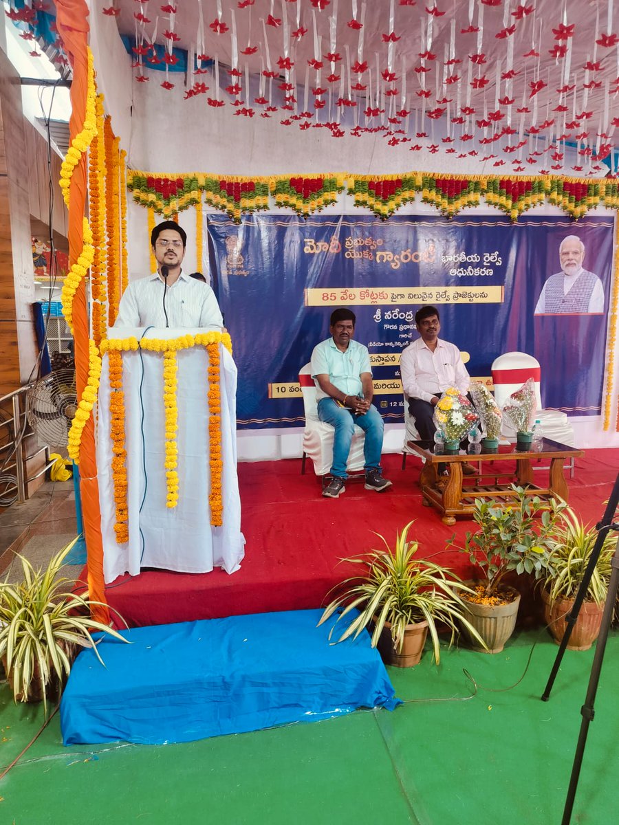 srdposc's tweet photo. Hon'ble PM Shri @narendramodi
  will lay foundation stone/dedicate to the Nation various rail infrastructure guest addressing the program at Warangal Railway station 
#ModiSarkarKiGuarantee
#RailInfra4Bharat https://t.co/AGyGKwJMNq