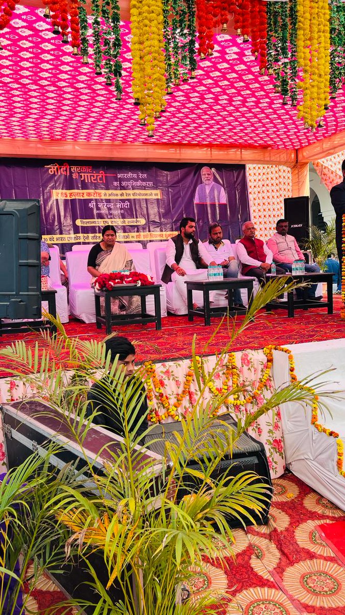 drmprayagrajnc's tweet photo. @RailMinIndia @GMNCR1 @CPRONCR Hon'ble PM Mega event at Etwaha Station. https://t.co/YG8a1cz603