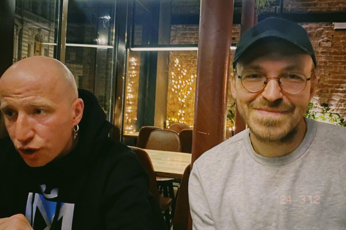 Ситуація, коли один несподівано вирішив натягнути на себе чужі окуляри, а інший - образ дільця з 90х