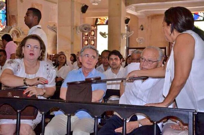 Momento en el que le piden a Uribe el millón pa la vías 4G.