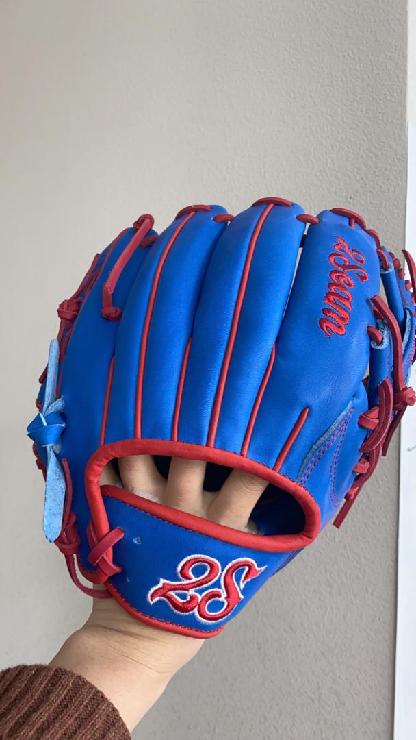 2seambsb's tweet photo. Dominicano swag 🇩🇴🍌#dominicanrepublic #baseballglove https://t.co/m4EmB0VPRf