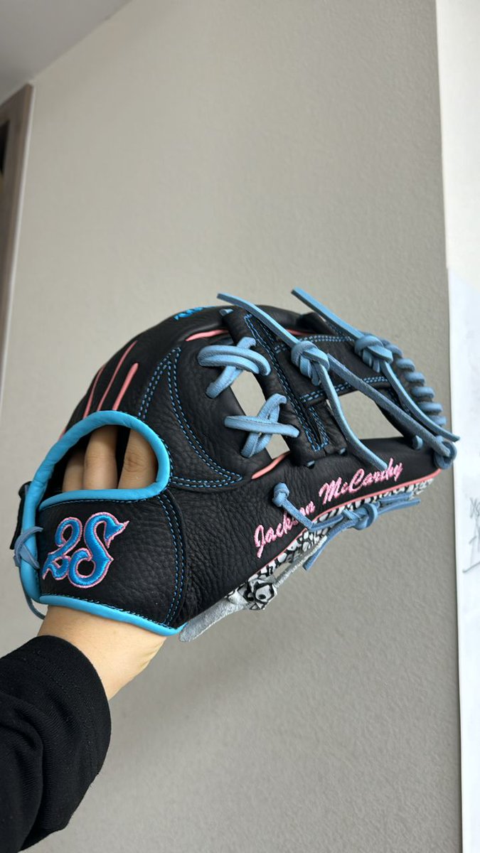 2seambsb's tweet photo. Party in the 305 🐬🐘🌇🌴⚾️ #southbeach #vice #2seambaseball #baseballglove https://t.co/HbbyishFfh