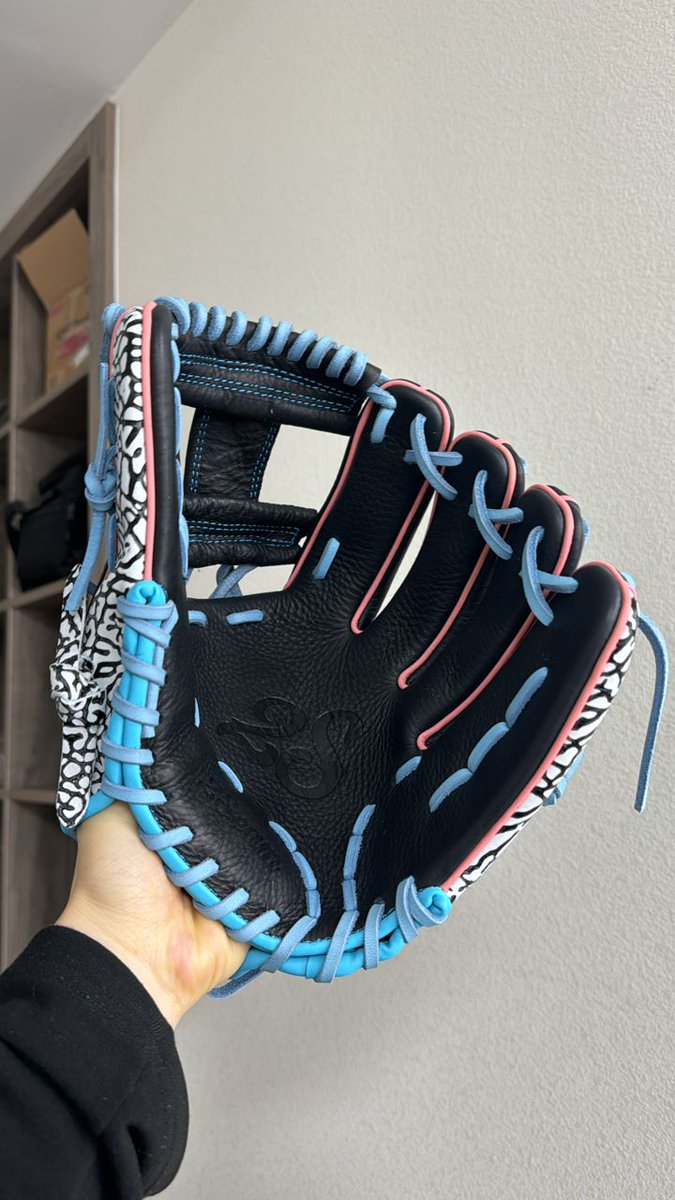 2seambsb's tweet photo. Party in the 305 🐬🐘🌇🌴⚾️ #southbeach #vice #2seambaseball #baseballglove https://t.co/HbbyishFfh