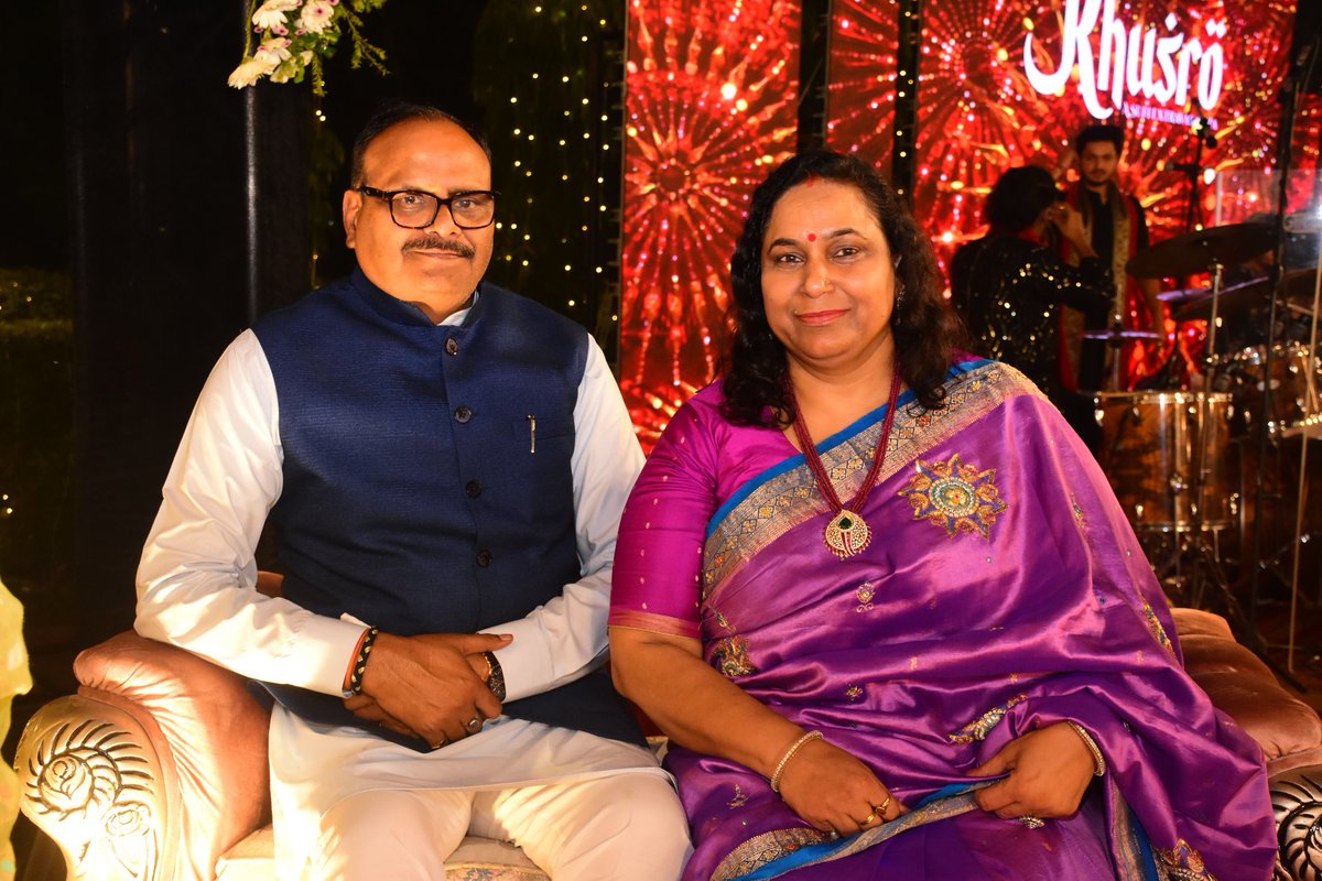 कल‌ जनपद वाराणसी में श्री मनीष सिंह जी के सुपुत्र के वैवाहिकोत्सव में सम्मिलित होकर हार्दिक बधाई एवं शुभकामनाएं दीं।