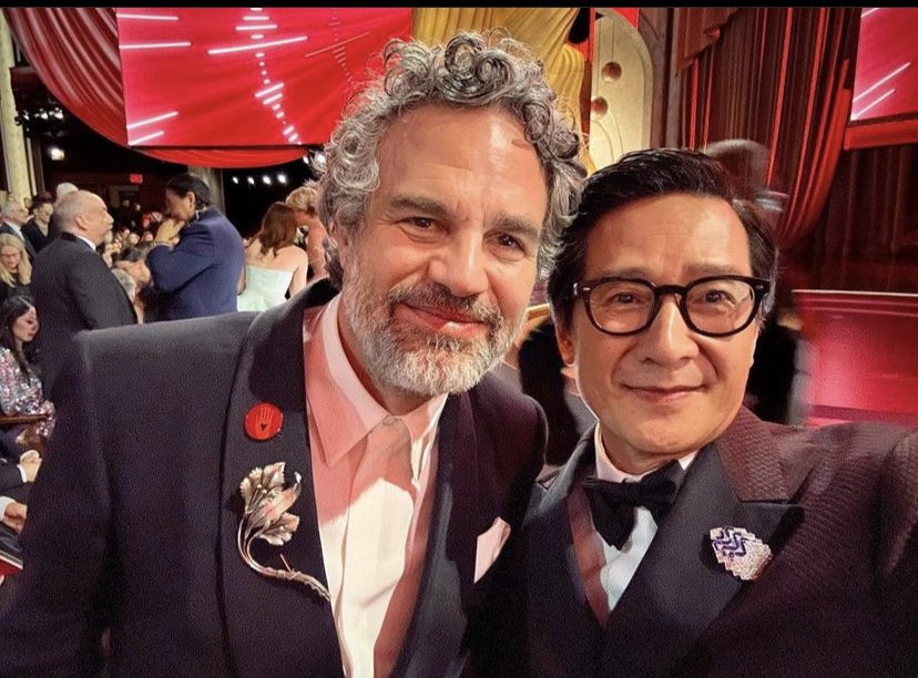 GUYS THEY TOOK A SELFIE IM GONNA CRH