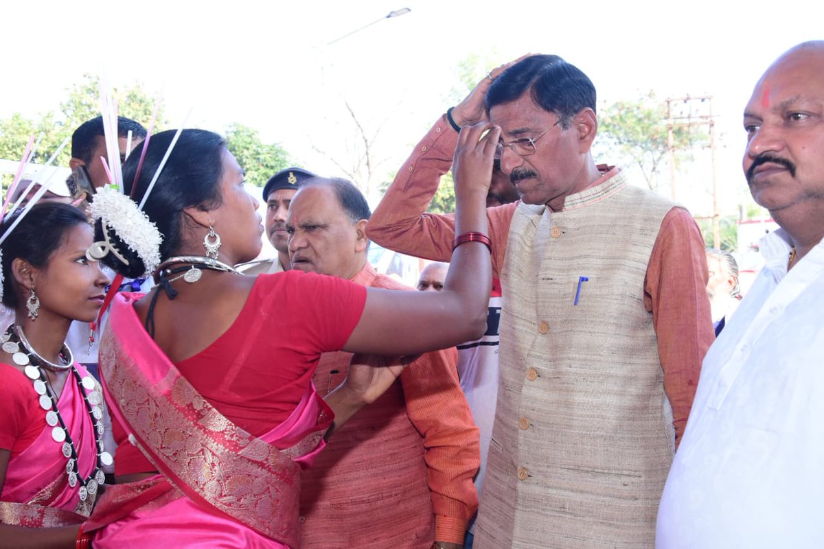 SethSanjayMP's tweet photo. रांची-बनारस #VandeBharatExpress का परिचालन आज आरंभ हो रहा है।माननीय पीएम श्री @narendramodi के नेतृत्व में मजबूत होते भारत की पहचान है यह ट्रेन। #ViksitBharat #ViksitRailway विषय पर चित्रांकन करने वाले बच्चों को माननीय राज्यपाल श्री @CPRGuv
जी के साथ सम्मानित किया।
#ModiKaUphaar https://t.co/xprZqfoFcA