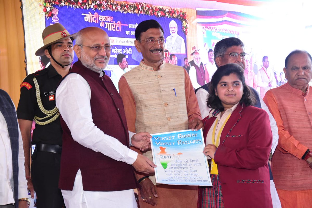 SethSanjayMP's tweet photo. रांची-बनारस #VandeBharatExpress का परिचालन आज आरंभ हो रहा है।माननीय पीएम श्री @narendramodi के नेतृत्व में मजबूत होते भारत की पहचान है यह ट्रेन। #ViksitBharat #ViksitRailway विषय पर चित्रांकन करने वाले बच्चों को माननीय राज्यपाल श्री @CPRGuv
जी के साथ सम्मानित किया।
#ModiKaUphaar https://t.co/xprZqfoFcA
