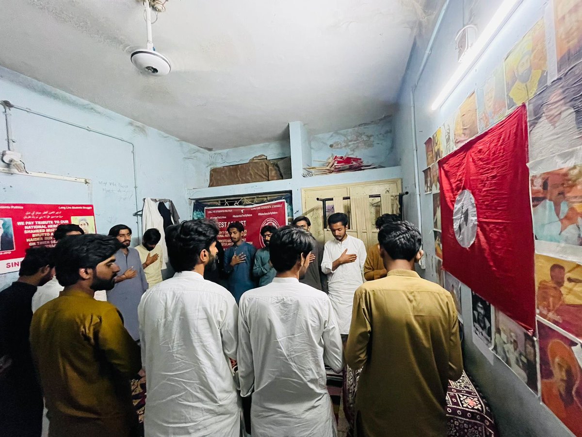 ShagirdSabha1's tweet photo. سندھ یونیورسٹی کہ طالب علم جساف جسمم کہ وائیس چیئرمیں شہید افضل پنھور جس کو ریاستی اداروں کی جانب سے شہید کیا گیا تھا اسکی سالگرہ کہ موقع پر سندھ یونیورسٹی میں سندھ شاگرد سبھا کی جانب پروگرام کیا گیا.

سندھ شاگرد سبھا(سندھ یونیورسٹی) https://t.co/aMm2sqEiag