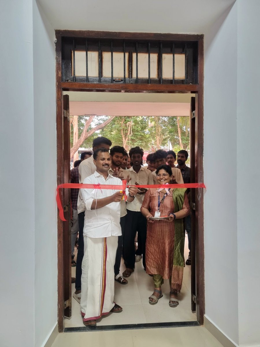 vkprasanthtvpm's tweet image. #വട്ടിയൂർക്കാവ് മണ്ഡലത്തിലെ സ്കൂളുകളും കോളേജുകളും എല്ലാം സ്മാർട്ട് ആവുകയാണ്  ... 
സ്മാർട്ട് സിറ്റി പദ്ധതിയിൽ ഉൾപ്പെടുത്തി നവീകരിച്ച മണ്ഡലത്തിലെ വിവിധ സ്കൂൾ , കോളേജ് ക്ലാസ് മുറികൾ ഉദ്ഘാടനം ചെയ്തു ...

#Vattiyoorkavu
#SmartclassRooms
#SmartCity
#വട്ടിയൂർക്കാവ്_മുന്നോട്ട്❣️❣️