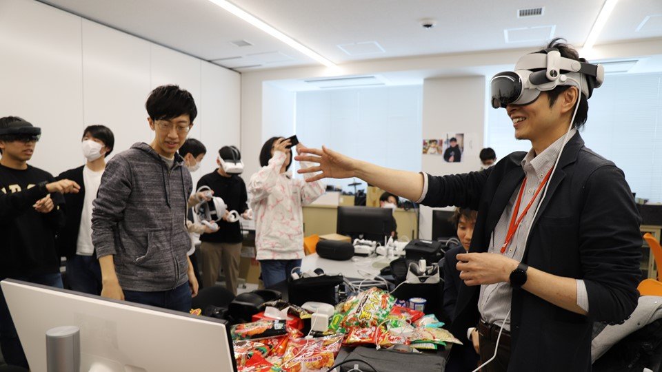 hus_joho's tweet photo. 情報工学科 和田 直史准教授のゼミでApple Vision Proの体験会を実施しました https://t.co/XIKi4D0ncc https://t.co/jQyq4CMi4T