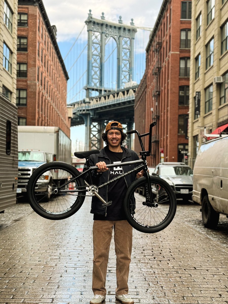 heruanwari's tweet photo. Selamat menjalankan ibadah Puasa bagi semua sahabat yang Menjalankannya.
#heruanwari #heruanwaribmx #bmxindonesia #dumbo #dumbobrooklyn #ridebmx #360allstars #nyc #brooklyn #streetart #ztffbmx #gowes #sepeda #jakarta #banten #wethepoeple #utopia https://t.co/MQkF8urq9D