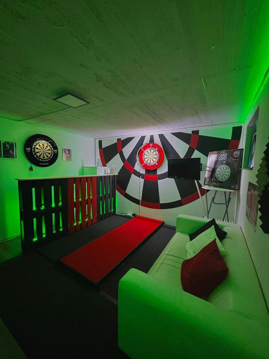 HarlowAdey's tweet photo. @GDL180 Is anyone familiar with where I can find a background or wallpaper similar to this for the area behind my dartboard in my dart room? Or are they manually designed? Found this scrolling through Facebook it isn’t mine… https://t.co/yfXLLKFsni