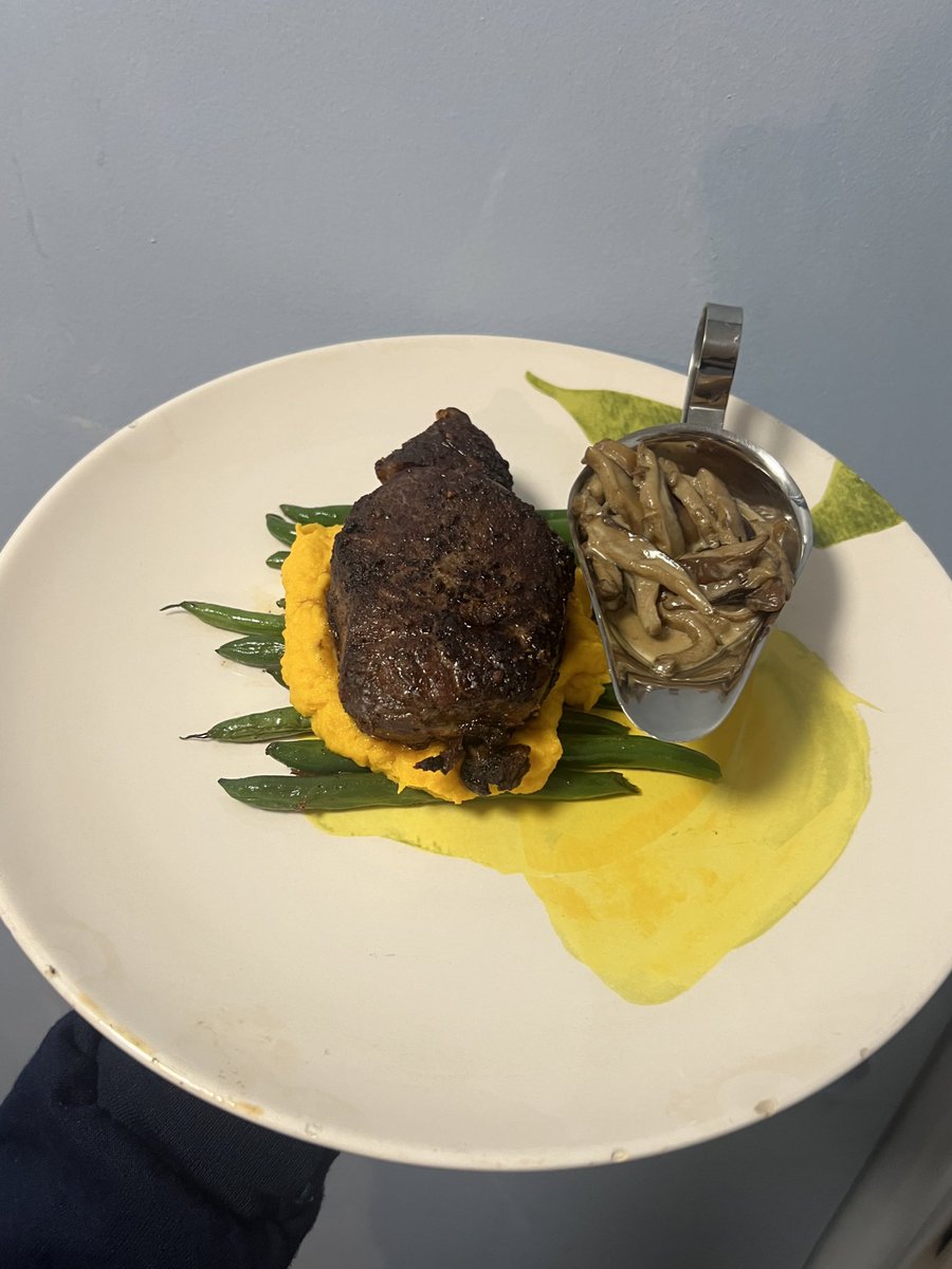 ChefLucas_Cater's tweet photo. steak and mushroom sauce, served with carrot &amp; parsnip purée and green beans https://t.co/SaeVcAdvAZ