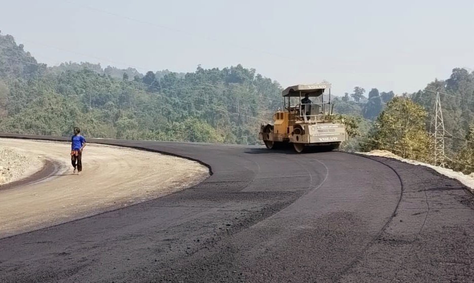 “Improving the roads for a better future!”

#NHIDCL is diligently working towards the construction/upgradation of the  existing highway to a 2-lane with paved shoulder from Km 0 to Km 13 of NH-717A of Bagrakote-Kafer under package 4-A in #WestBengal

#BuildingInfrastructure…