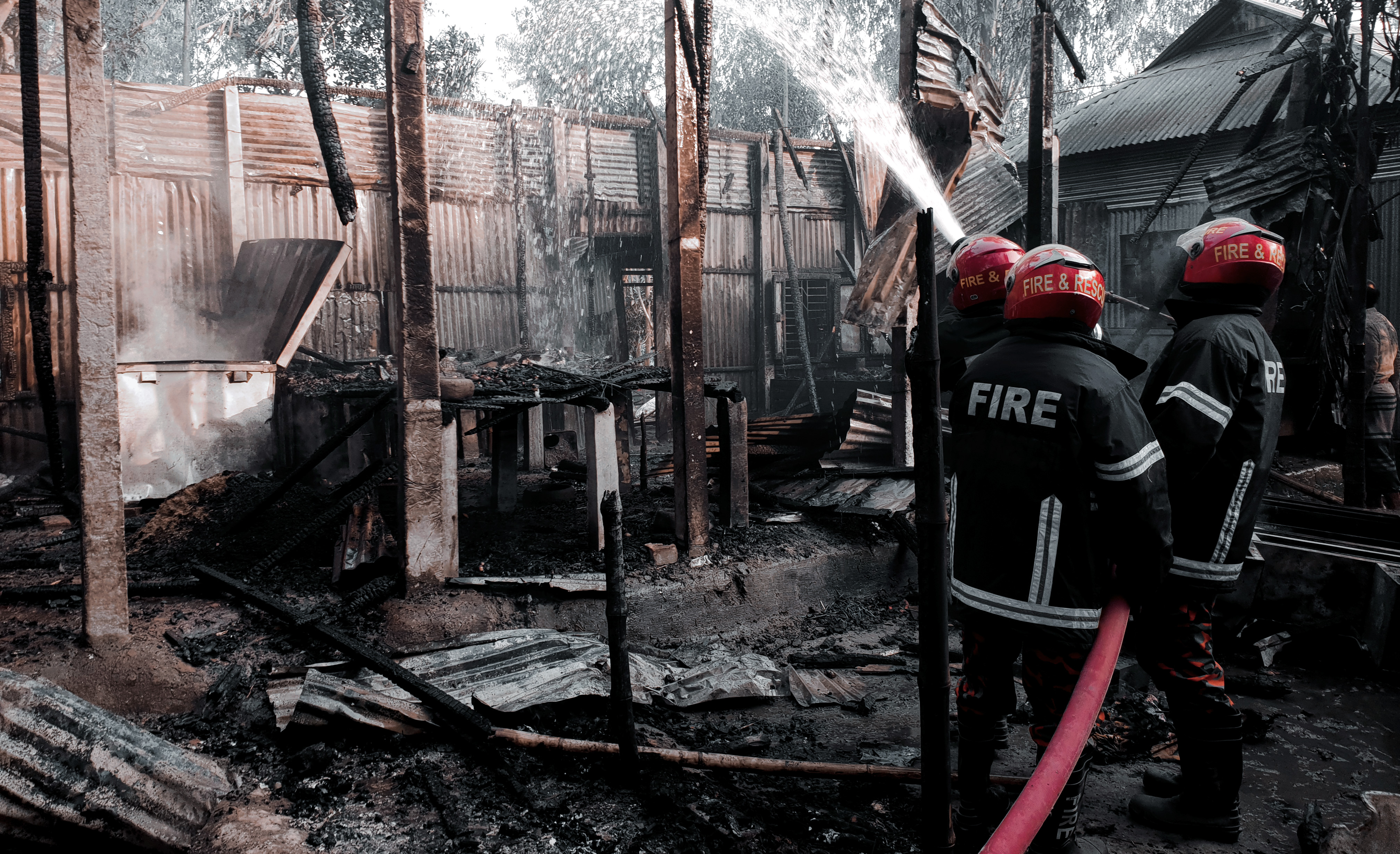 মাদারগঞ্জে বসতবাড়ীতে আগুন ক্ষতিগ্রস্ত দুই নিরিহ পরিবার