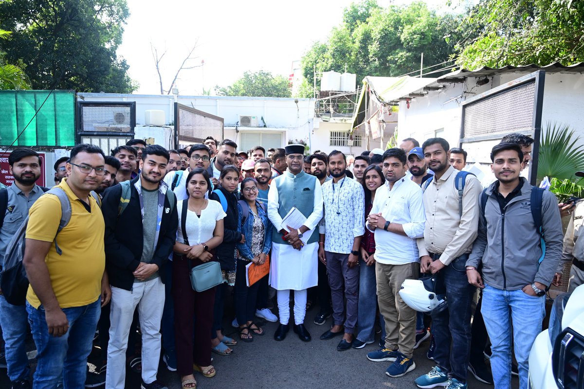 shanu_diwedi's tweet photo. माननीय मंत्री  @VishvasSarang जी को धन्यवाद ।
सोसाइटी मैनेजर की प्रतिक्षा सूची जारी करने और हम सभी युवा ओ को जल्दी ज्वाइन करवाने का आश्वासन माननीय मंत्री जी द्वारा दिया गया है हम सभी माननीय मंत्री जी के आभारी है। 🙏🙏🙏 https://t.co/kYihoI7CKQ