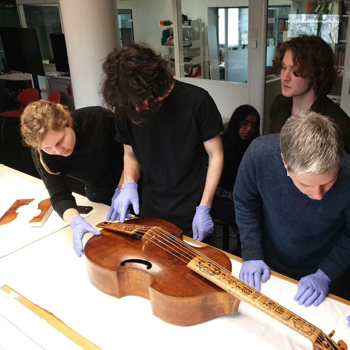 echard_jp's tweet photo. Les instruments de la collection #museedelamusiqie @philharmonie étudiés par @westdeancollege :

Basse de viole, John Pitts, 1679, Londres, E.979.2.68
Basse de viole, Michel Collichon, 1683, Paris, E.980.2.667
Guitare, Antonio Stradivari, Crémone, v.1680, E.904 https://t.co/gnYb4ryIwQ