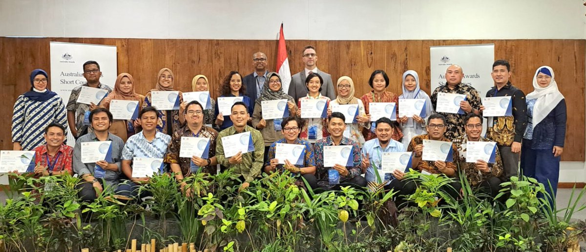 mcitraningrum's tweet photo. Belajar 2 minggu gratis di Australia 
-- dengan beasiswa studi singkat (short course) @AustraliaAwards 

Buat kamu yg bekerja dan belum ada waktu atau komitmen untuk sekolah S2 atau S3; sering bingung nggak sih cari kesempatan belajar dan berjejaring?

Studi singkat AAS ini bisa jadi pilihan - and I am a proud alumna!

Program ini sangat menarik karena:
✅Fully funded
✅Buat profesional (pekerja)
✅Dua minggu aja di Australia (~10 hari kerja), ada pre- dan post-course di Indonesia masing-masing 3 hari
✅Provider di Oz adalah universitas, dan berjejaring dengan private sector serta policymakers
✅Topik yang ditawarkan beragam, dari energi terbarukan, IT, supply chain, sampai pengembangan UMKM.

Untuk 2024 bisa dicek di sini: 
https://t.co/UEAv6gd7b6

Silakan kalo mau tanya soal pendaftaran, gimana di sananya, dst ya!